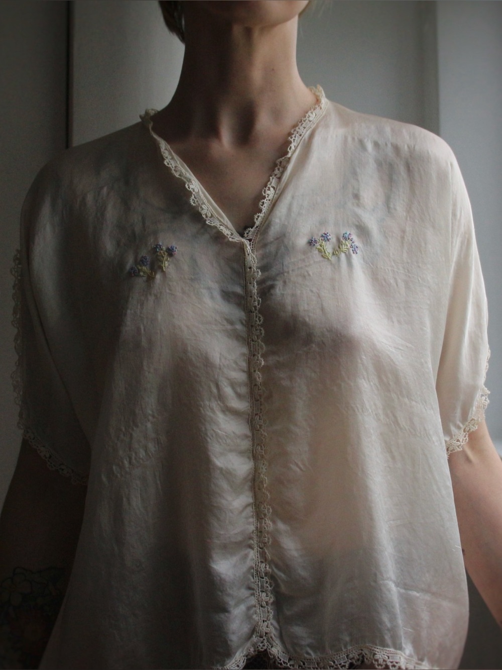 1920's Floral Embroidered Silk & Lace Lounge Blouse - Picture 2 of 11
